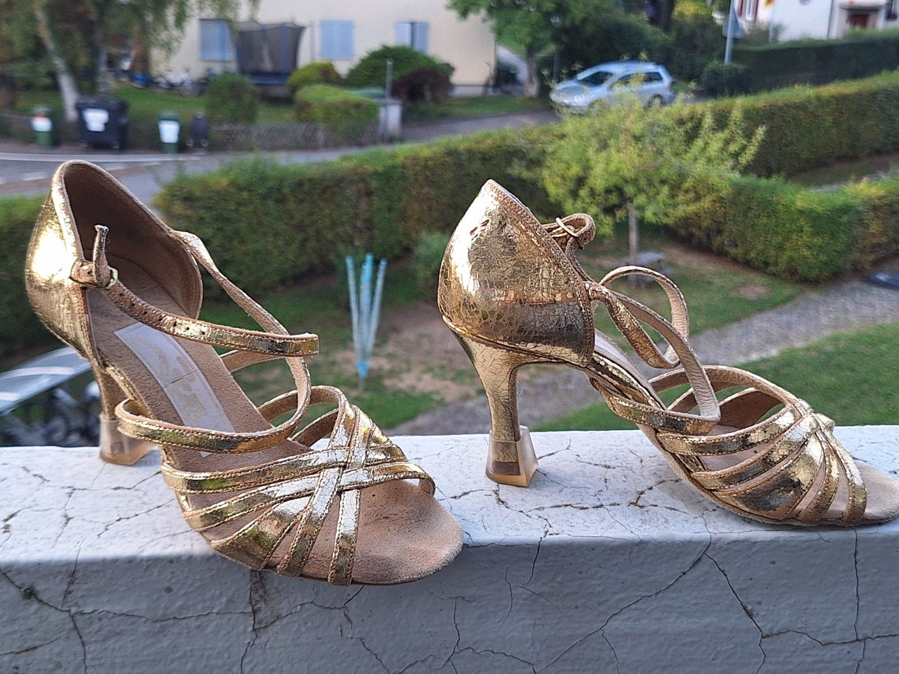 Scarpe da donna: Chaussures de danse dorées à talons état correct – Usato da Ostermundigen venduto da Katjaest01