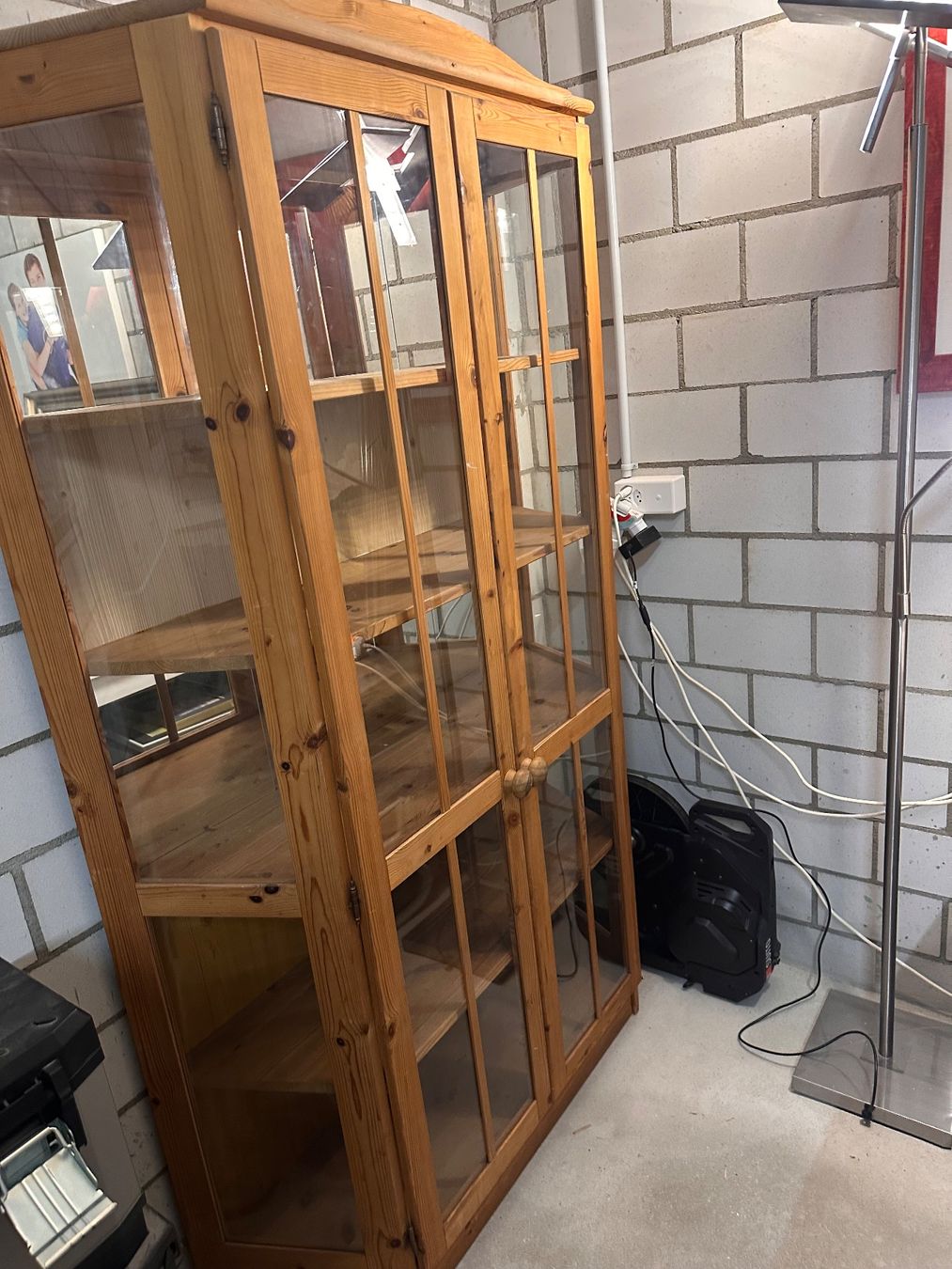 Armadi: Massiv Kiefernholz Glasschrank – Usato da Kollbrunn venduto da andreasweber1005