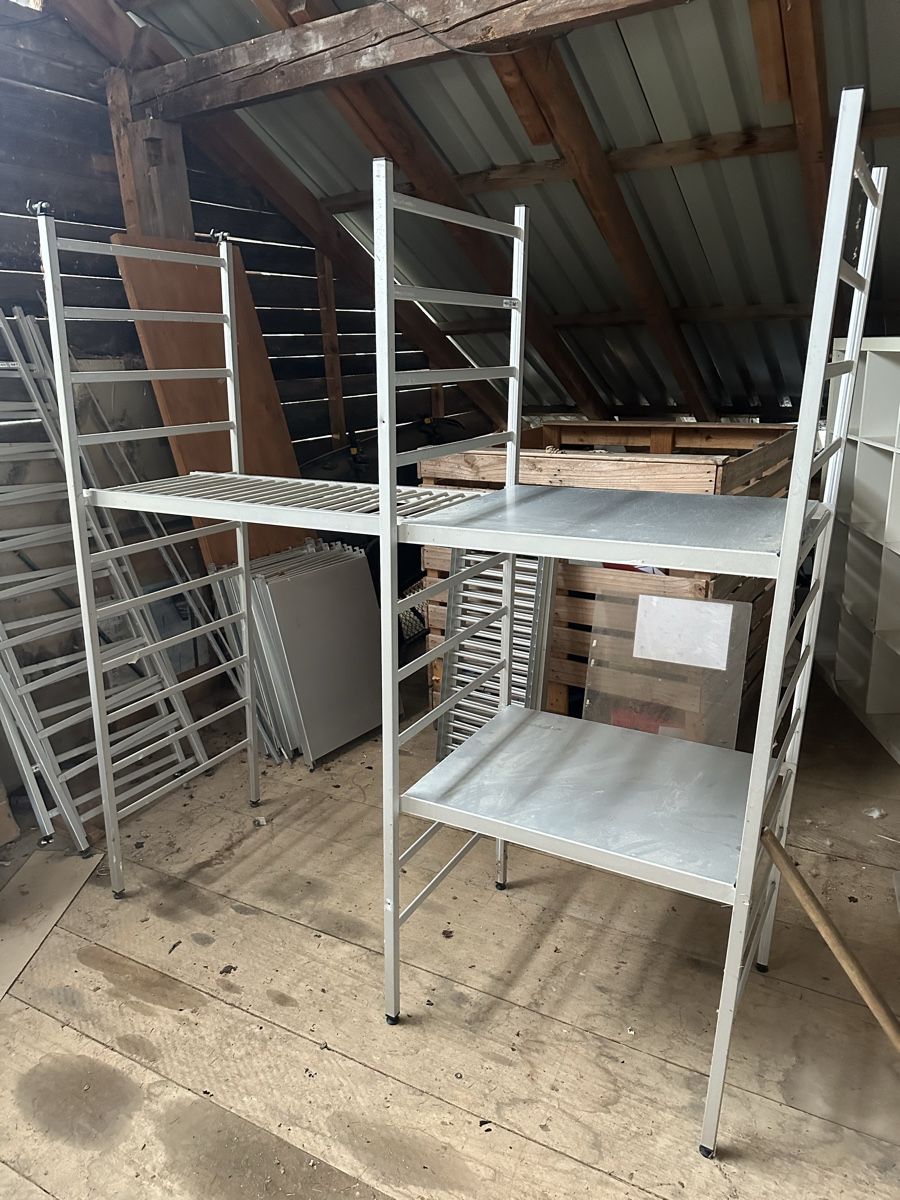 Scaffali: Regalsystem Reganic 9000, Alu Gestell – Usato da Liebistorf venduto da Simi.