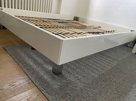 Modernes weisses Bettgestell mit Lattenrost 160x200cm