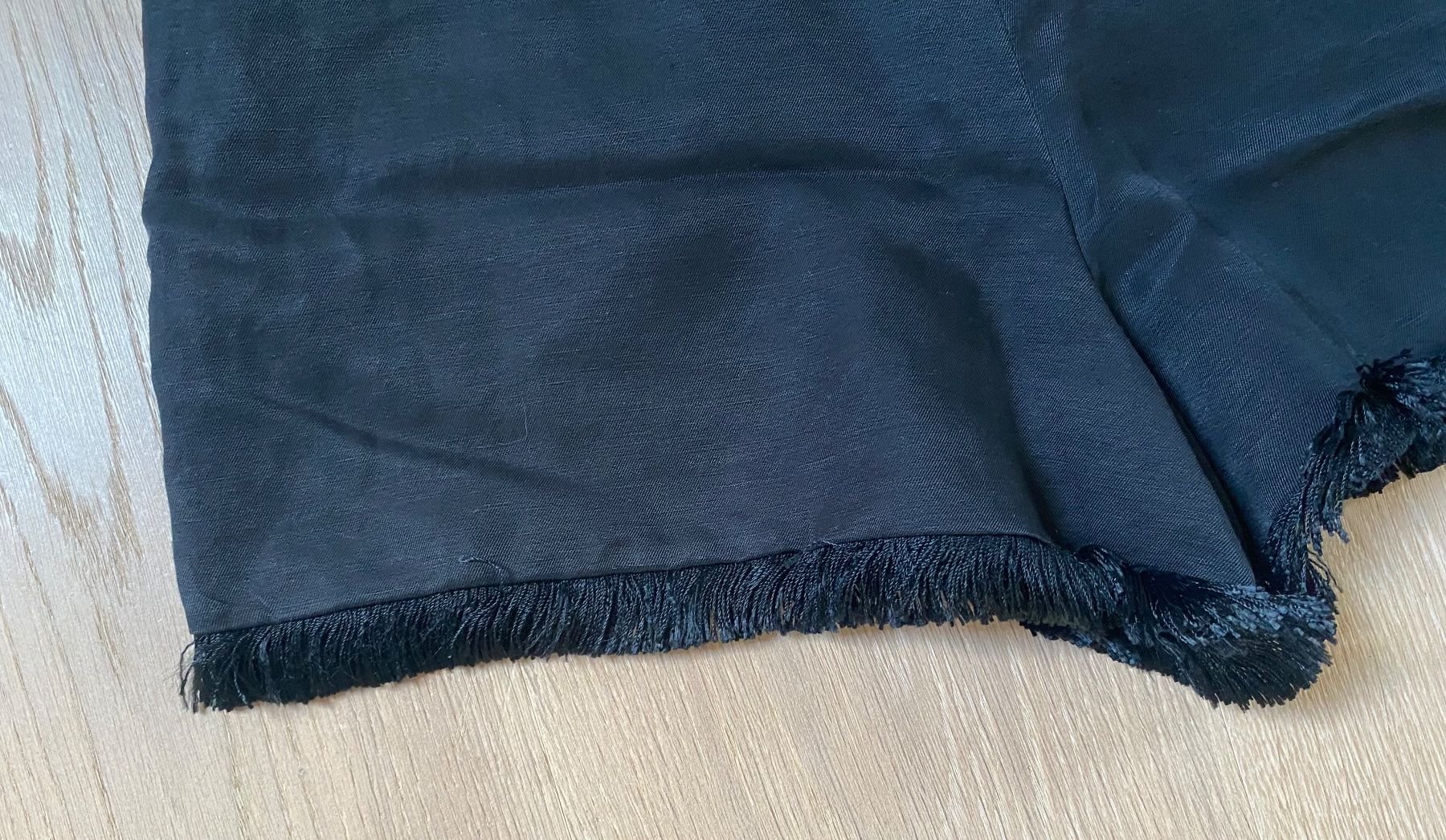 Sandro Hosen: Schwarze Shorts mit Fransen, Marke Sandro, Grösse 38 – Gebraucht aus Winkel von Flyhy2020 2
