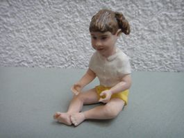 Puppenhauszubehör, Mädchen in Shorts, sitzend