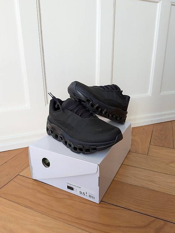 On Herrenschuhe: On x PAF Cloudmonster 2 Black  NEU  Gr. EU 43 – Neu und originalverpackt aus Basel von tintintelefon