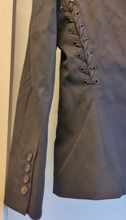 Schwarze Jacke von Gucci mit tollen Rückendetails, Gr. 34