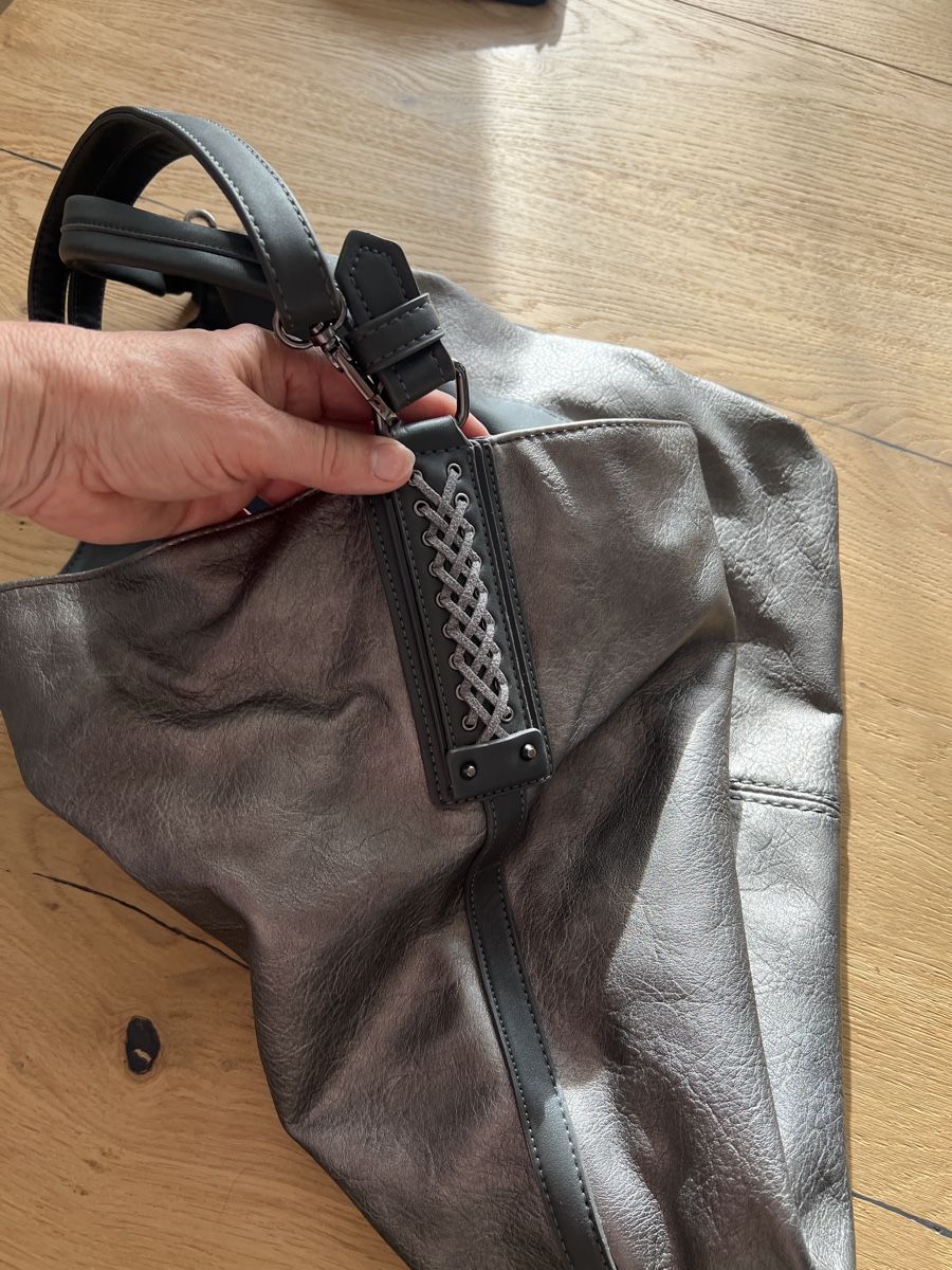 Borse da donna: Schicke Schultertasche/Handtasche grau-glanz – Usato da Steckborn venduto da Holiday66 1