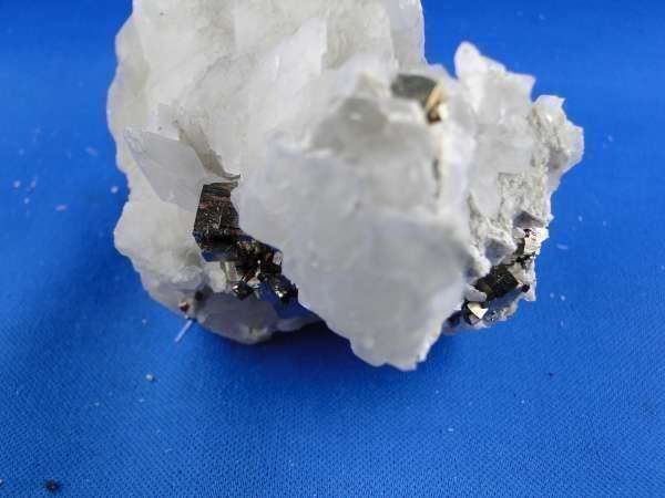 Mineralien & Heilsteine: Pyrit auf Calcit (UV-Pink) – Gebraucht aus Schinznach Bad von Demerald 3