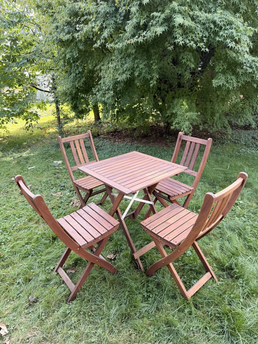 Tischset: Gartentisch Holz mit 4 Stühlen – Gebraucht aus Zug von Krokolila