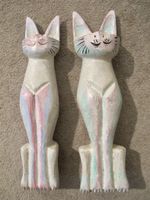 Handgeschnitztes Katzen-Paar Pastell-Farben weiss rosa blau