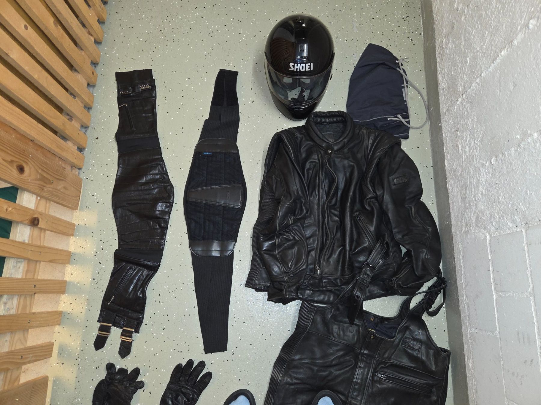 Lotti di vestiti: Motorradkleider Set, echtes Leder, 80ies – Usato da Zürich venduto da Ouuipouui
