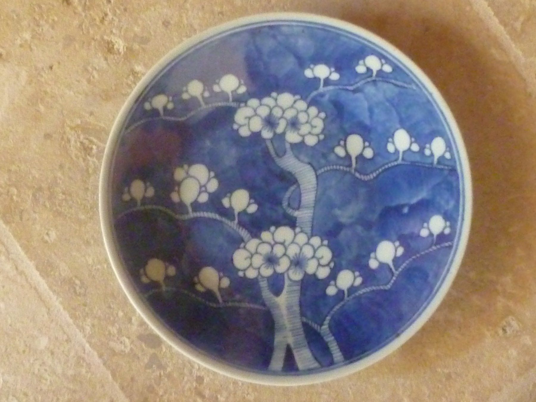 Piatti: Plat chinois prunier en fleurs. 19e s, Diamètre 27,5 cm – Usato da Le Mont-sur-Lausanne venduto da Crocrodile 1