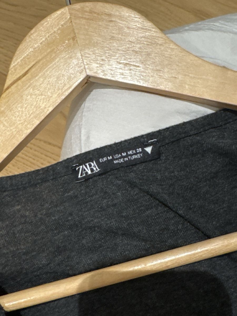 Zara Pulls & Sweat-shirts: Dark gray cardigan – D'occasion à Zürich par VittoDS 2