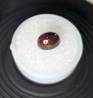 0,8 ct Opale noire naturelle à reflets floraux