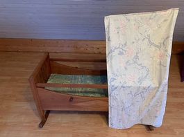 Kinderwiege aus Holz