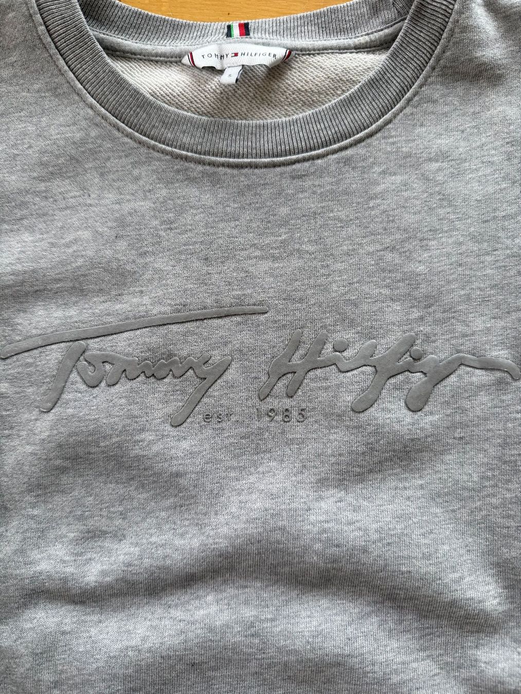 Tommy Hilfiger Maglioni & Felpe: Grauer Tommy Hilfiger Pullover Gr. S – Usato da Wangen SZ venduto da harrell 1