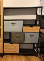 Neuwertige Bücherwand im Industrialstil von Maisons du Monde