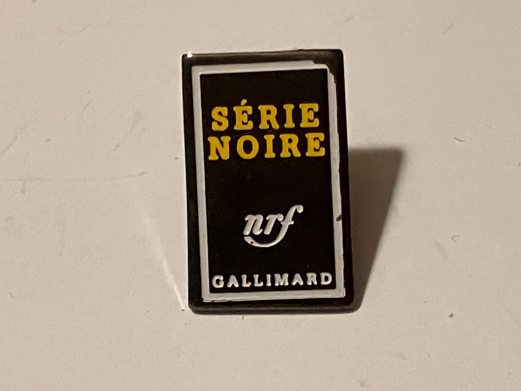 Plaquettes & Badges: 1 Pin Serie Noire NRF Gallimard – D'occasion à Basel par djwwpp