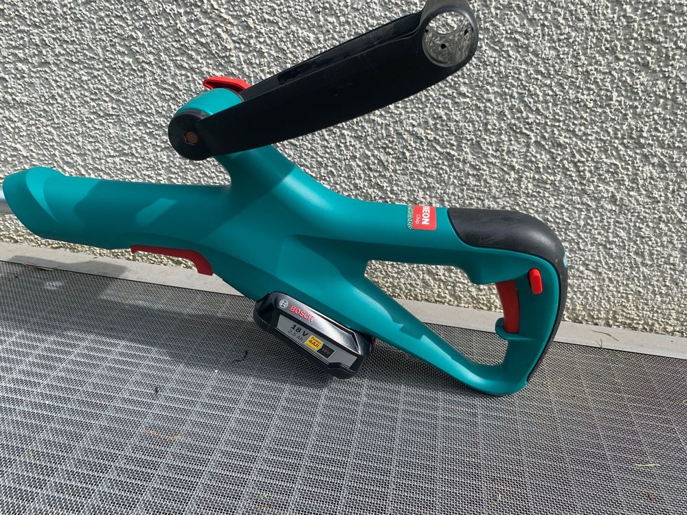 Bosch AkkuRasentrimmer inkl. Ersatzmesser Kaufen auf Ricardo