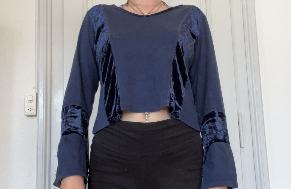 Pullover & Sweatshirts: Shirt dunkelblau mit Samt 100% Baumwolle – Gebraucht aus Bern von sosophie