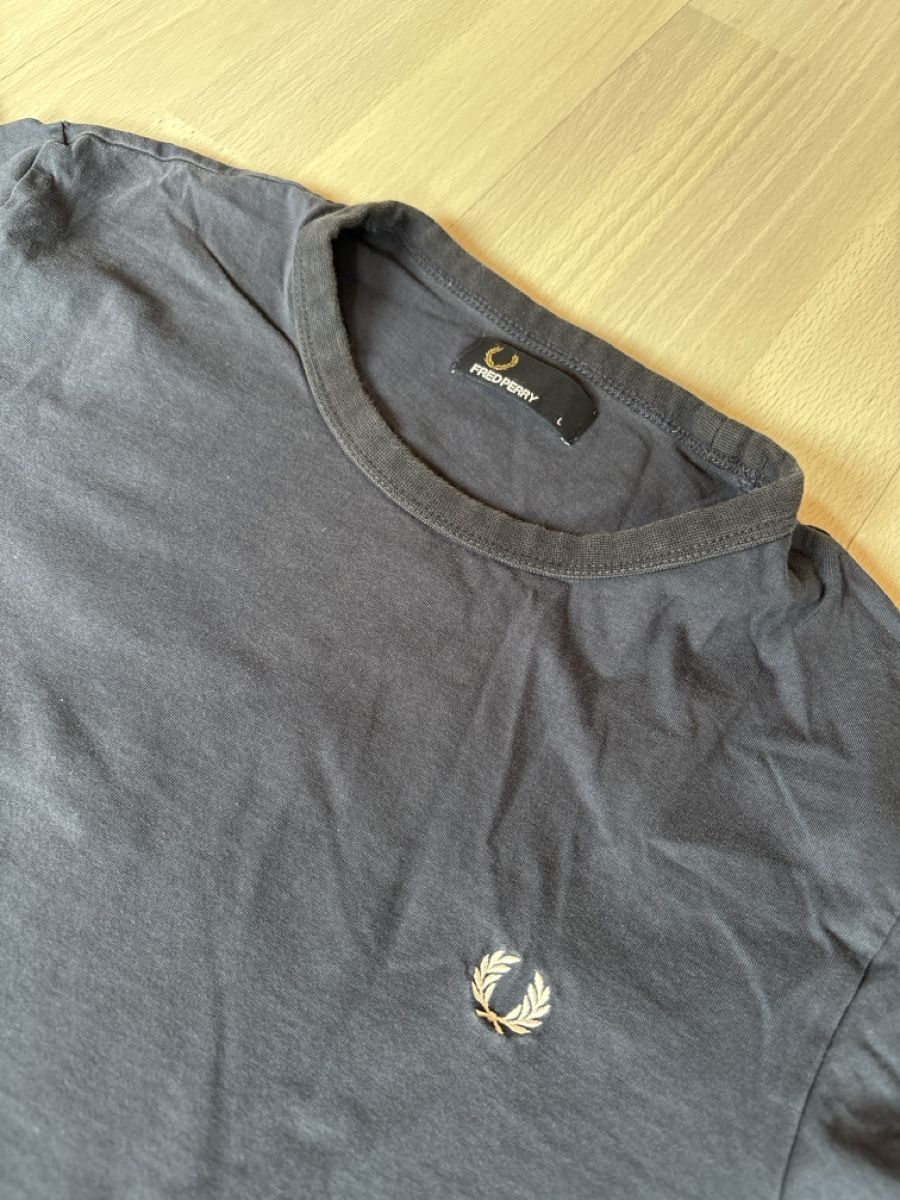 Fred Perry T-shirt: Fred Perry T-shirt  – Usato da Blignou (Ayent) venduto da Lucas.s23 1