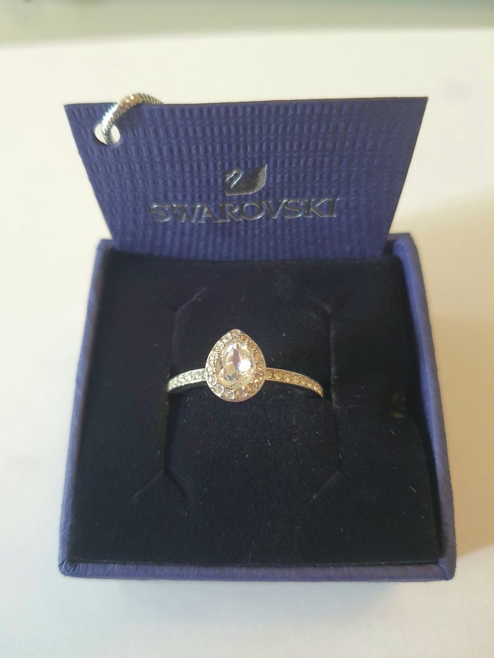 Swarovski Anelli: Swarovski Pear / Tear Drop Ring Weiss NEU – Nuovo (secondo la descrizione) da Zollikerberg venduto da Sell-Buy-it 2