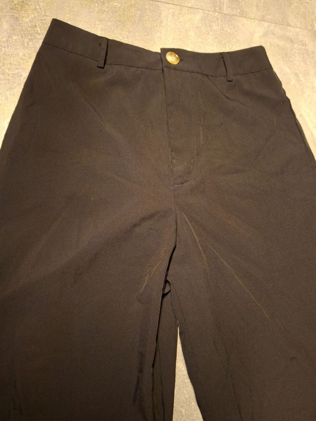 Shein Pantaloni: Pantalon fluide noir taille 36 marque Shein – Usato da Villiers venduto da san_jn5w 2