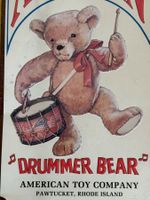METALLSCHILD AMERICAN "DRUMMER BEAR" RHODE ISLAND, 41X25 CM