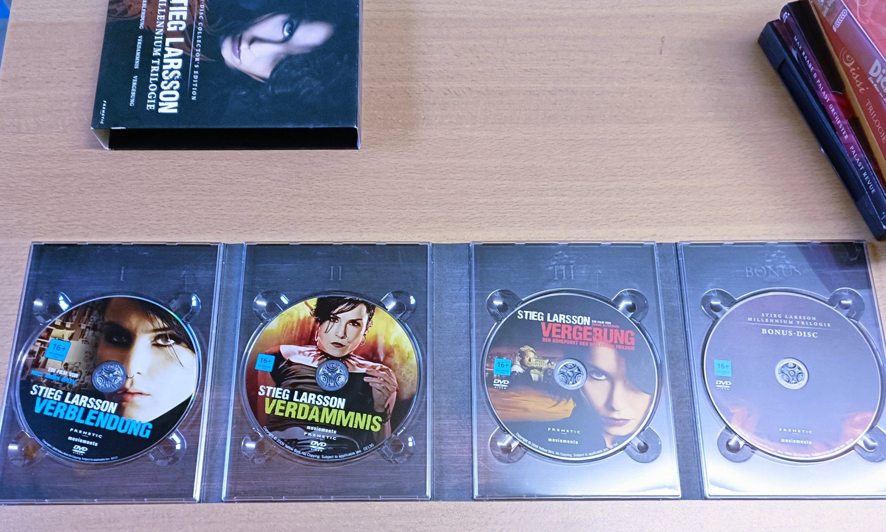 Tutti i DVDs: Stieg Larsson Millennium Trilogie - 4 Discs Collector's – Usato da Köniz venduto da Movieportal007 2