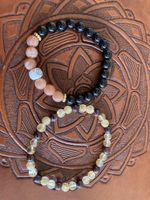 Zwei Edelsteinarmbänder mit Perlen, guter Zustand