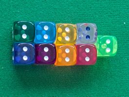 Grosses Set von 18 bunten, durchsichtigen Würfel