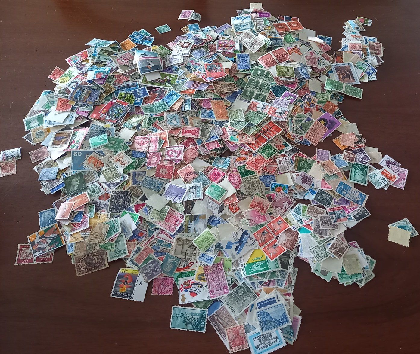 Tous les timbres: 1Kg200 timbres-poste variés, du monde – D'occasion à Crans-Montana par kira56 2