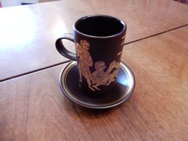 Purbeck Tasse mit Untertasse dunkelbraun mit Verzierung