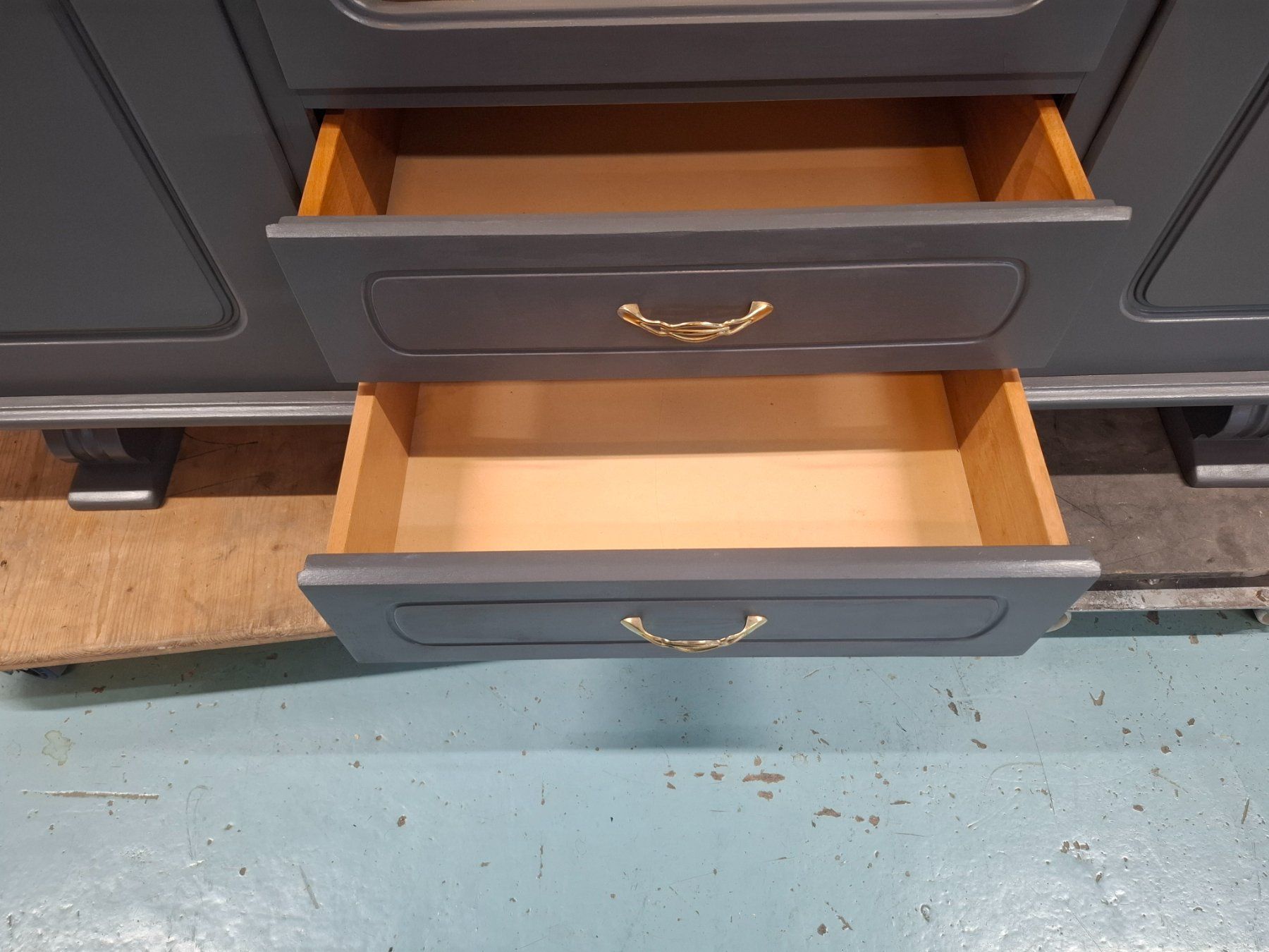 Credenze: Buffetschrank mit Vitrine – Usato da Brügg BE venduto da POU-BELLE 4