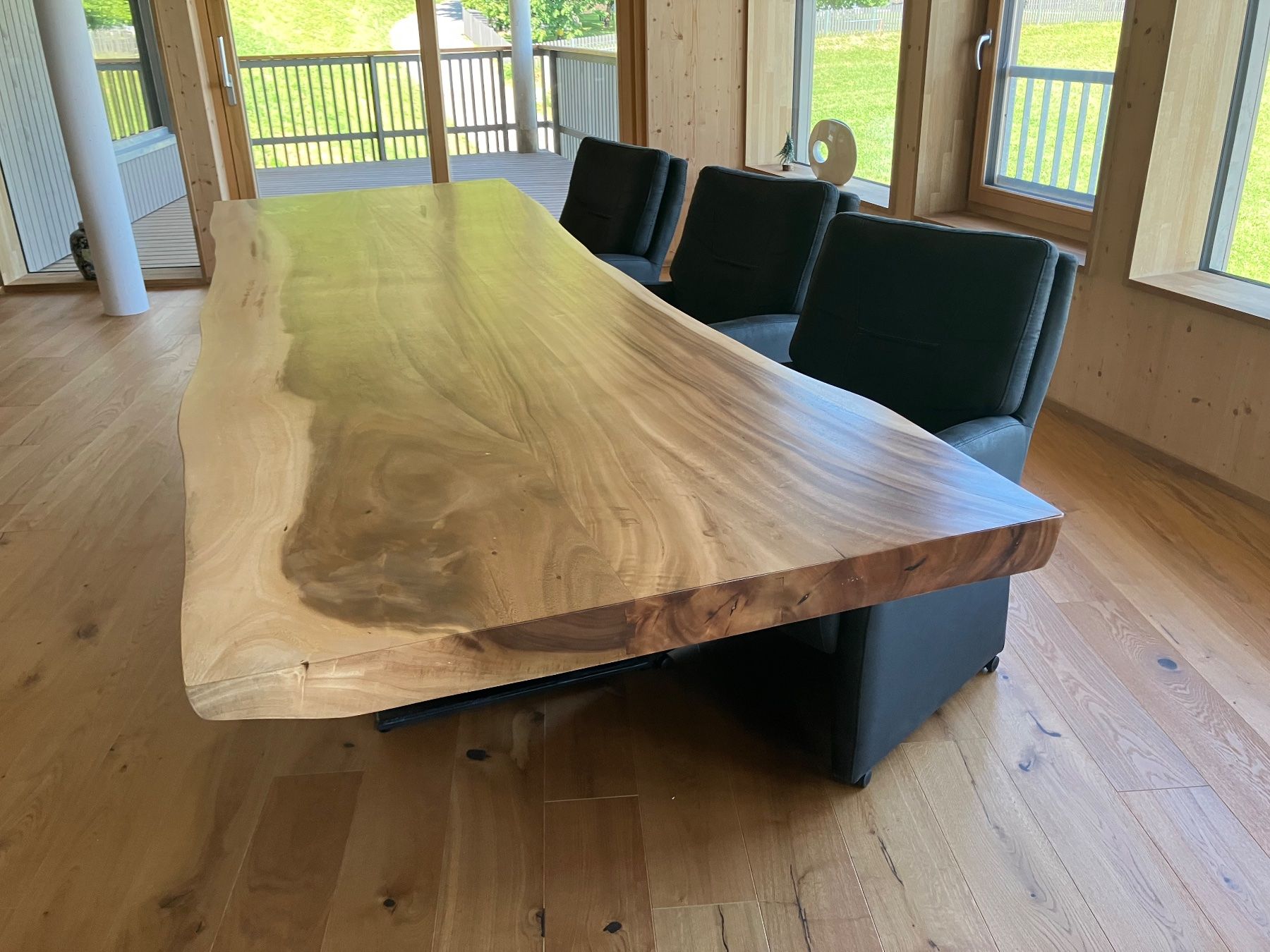 Tische: Holztisch massiv – Gebraucht aus  von  2