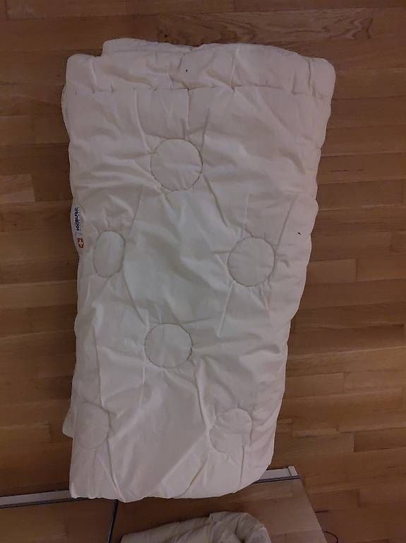 Decken: Gut erhaltene Bettdecke, 210 x 200 – Gebraucht aus Zürich von Dory12 1
