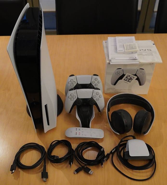 Sony Console: Sony Playstation5 Disc 2 Controller Kamera Remote Headset – Usato da Therwil venduto da Leifels