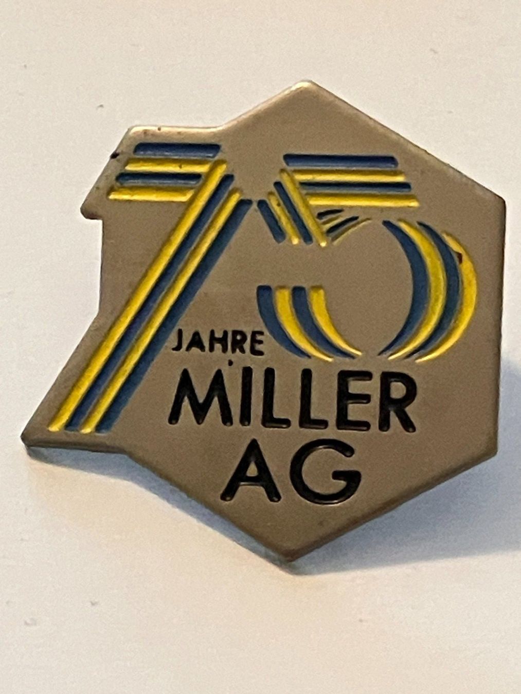 Placchette & Badge: 1 Pin Miller AG 75 Jahre – Usato da Basel venduto da djwwpp