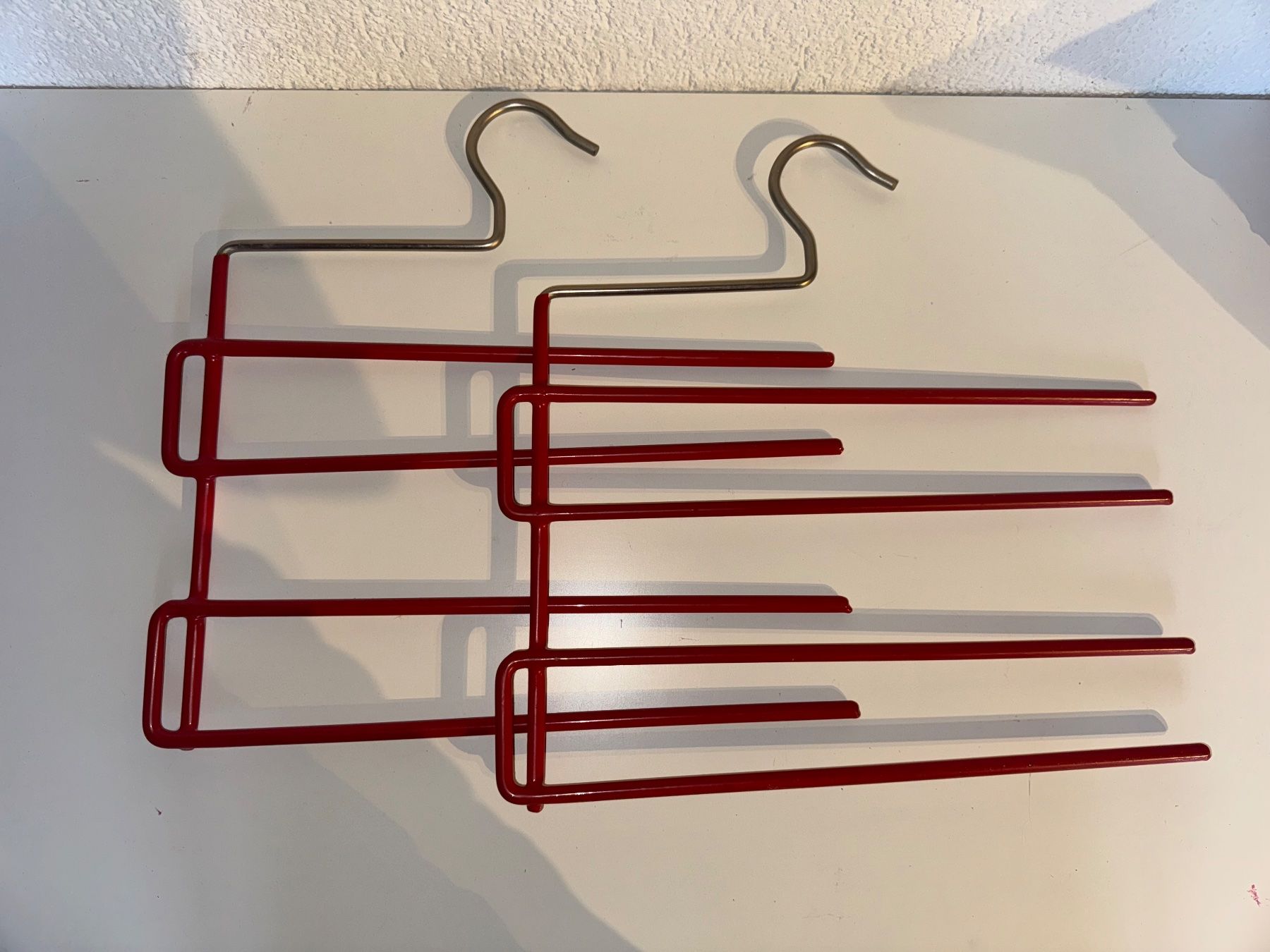 Kleiderbügel: 2 rote Hosenkleiderbügel – Gebraucht aus Grosswangen von Second_hand_paradise 1