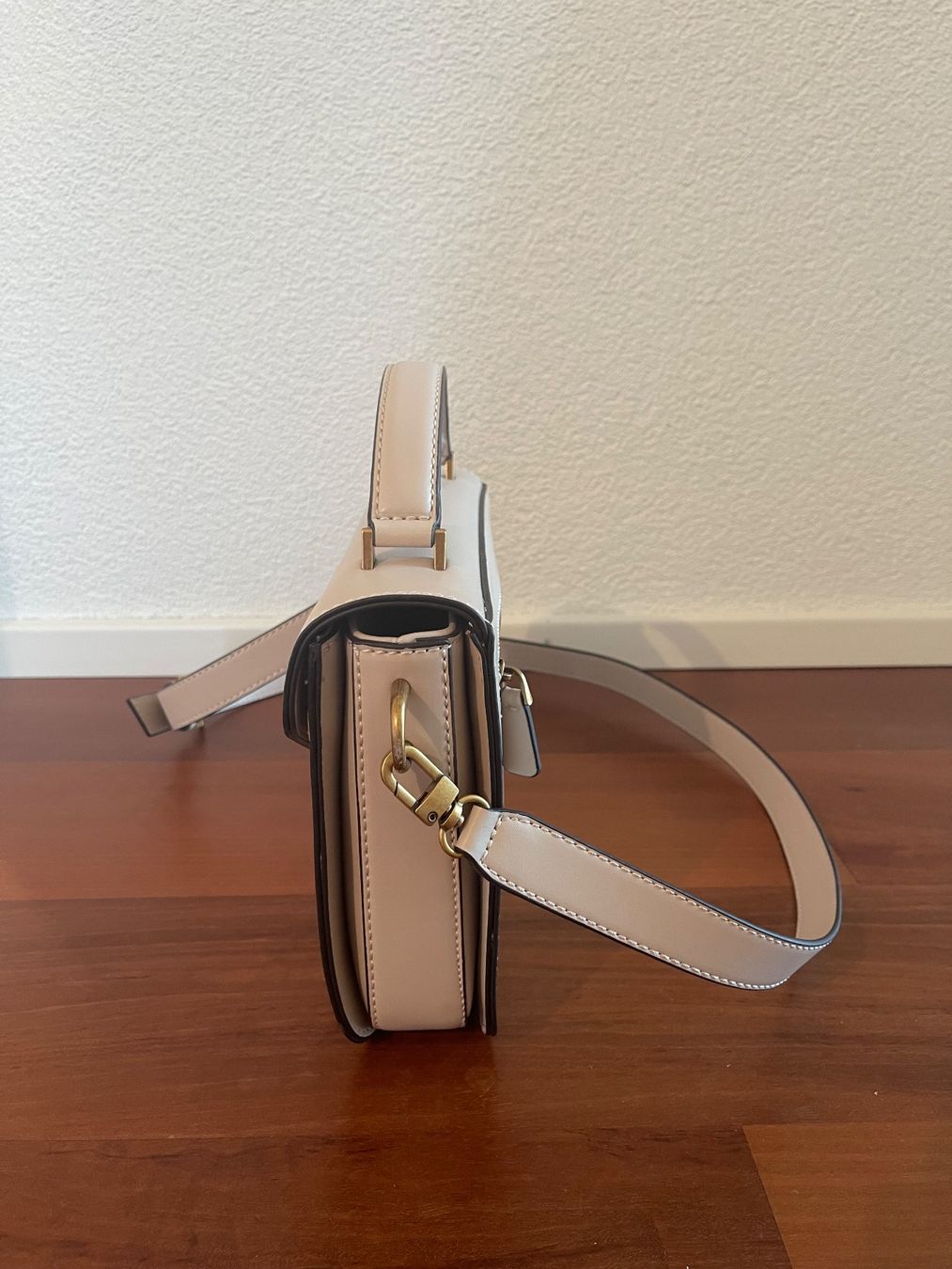Guess Borse da donna: Guess Handtasche - wie Neu! – Nuovo (secondo la descrizione) da Wangen ZH venduto da unihocplayerin7 1
