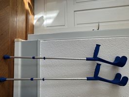 Paar Unterarmgehstützen blau höhenverstellbar