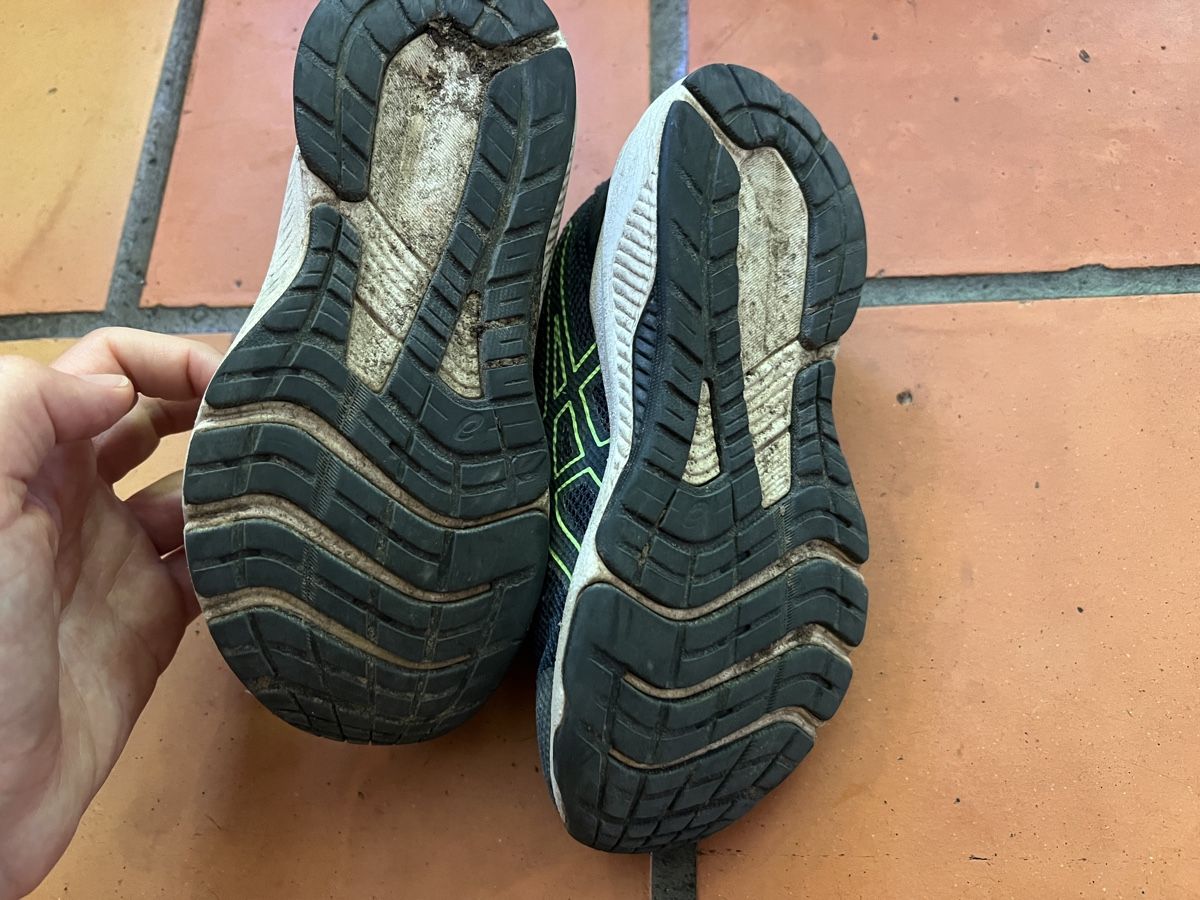 Asics Schuhe für Jungen: Asics Kinder Turnschuhe Grösse 29/30 – Gebraucht aus Wohlenschwil von SmokyAnnie 2