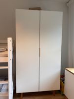 weisser Kleiderschrank mit Schubladen