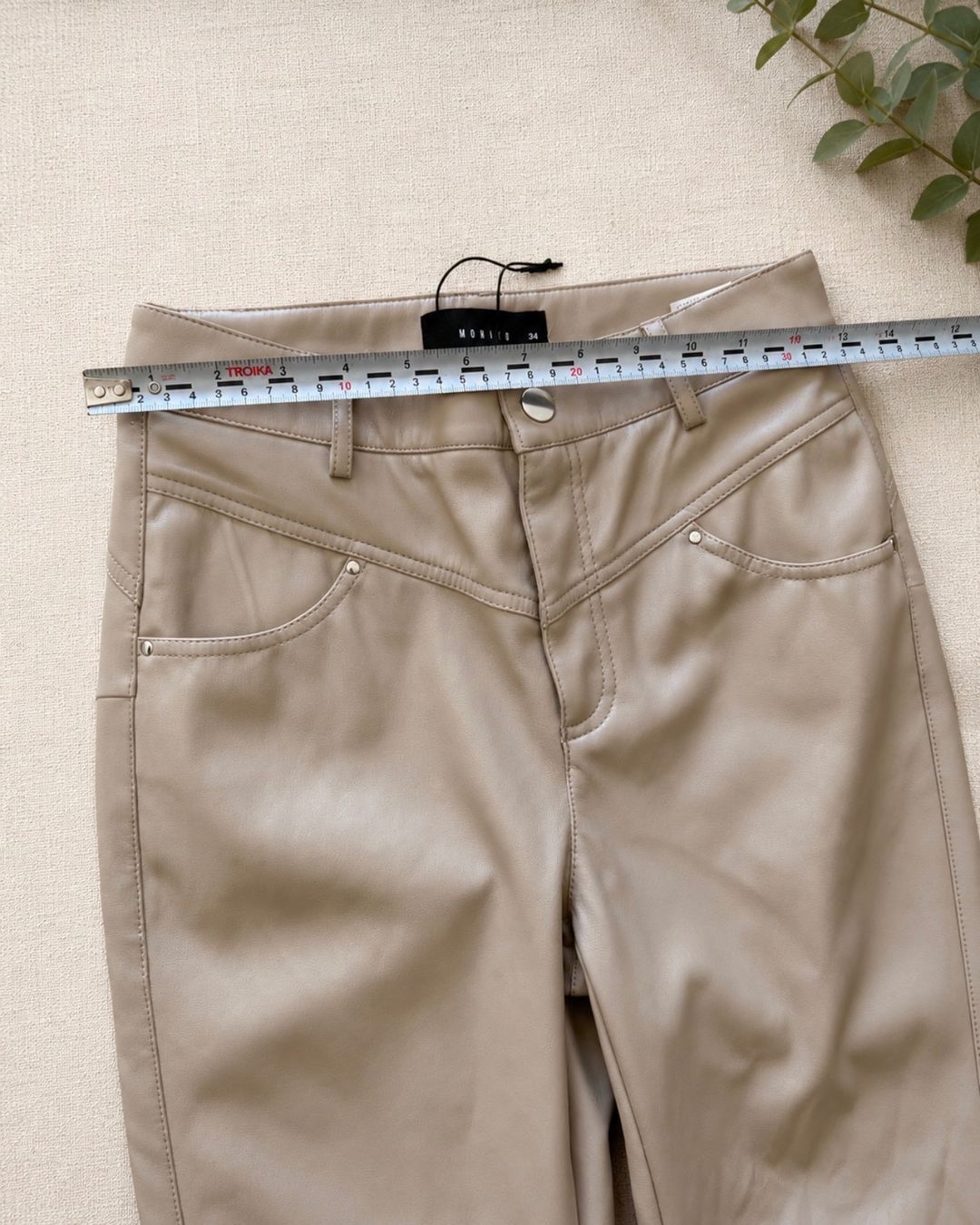 Pantaloni: Neue Kunstleder-Hose von Mohito – Nuovo (secondo la descrizione) da Zürich venduto da Victoria_T 2