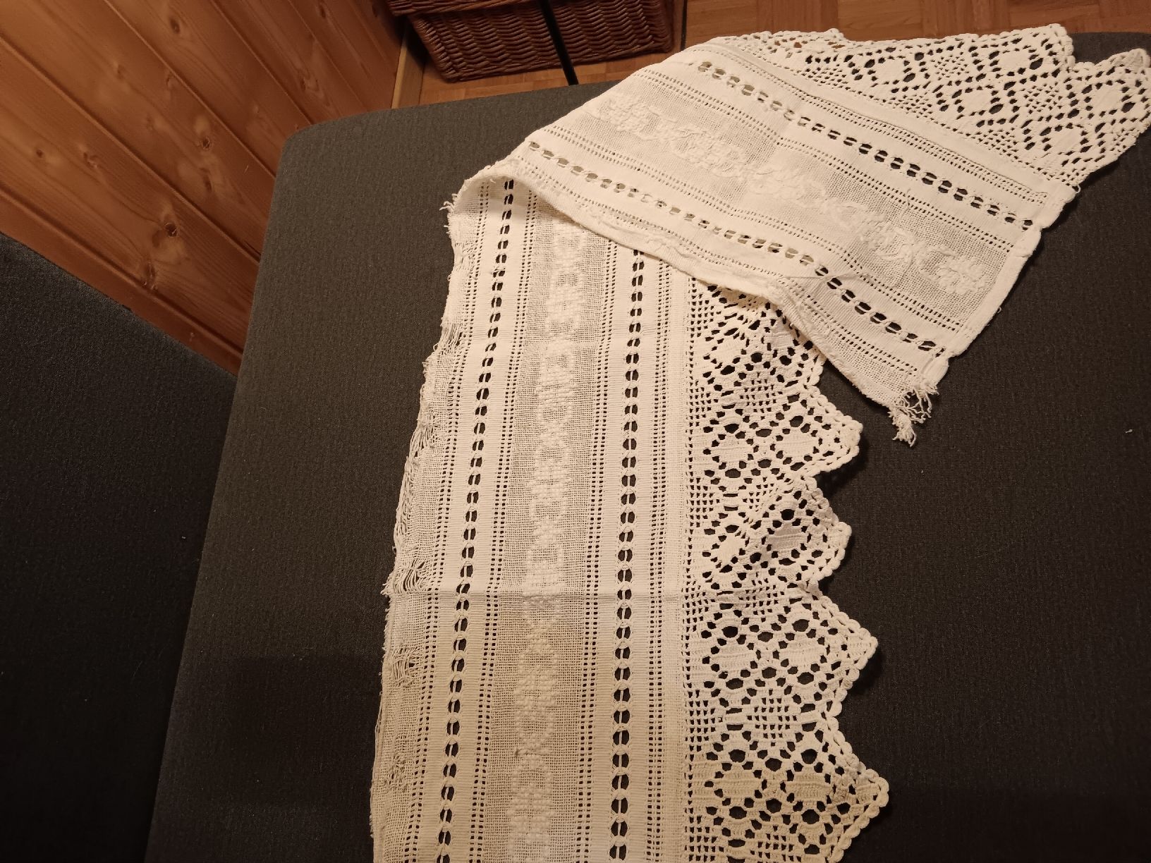 Bettwäsche: gehäckelte und gestickte gardine oder bordure – Gebraucht aus Ambrì von Maerz87 1