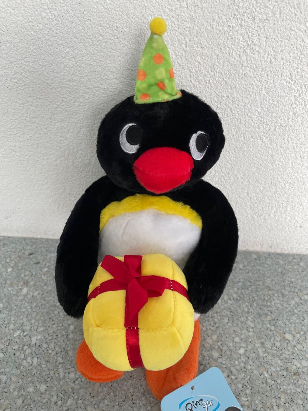 Statuette: PINGU mit Geschenkpäckli – Nuovo e nell'imballaggio originale da Schaffhausen venduto da krokodilgena 4