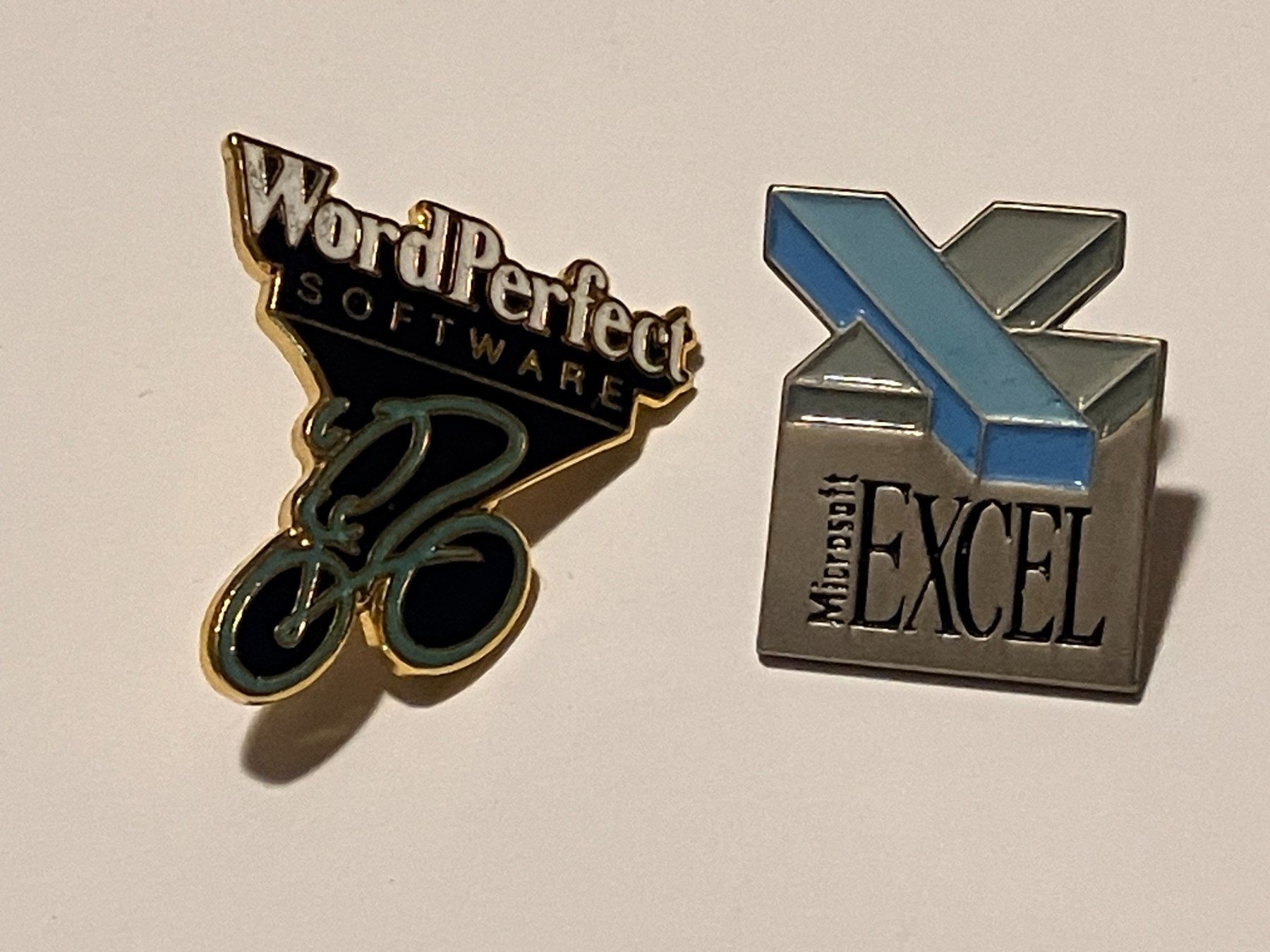 Placchette & Badge: 2 Pin Word Perfekt Excel Microsoft – Usato da Basel venduto da djwwpp
