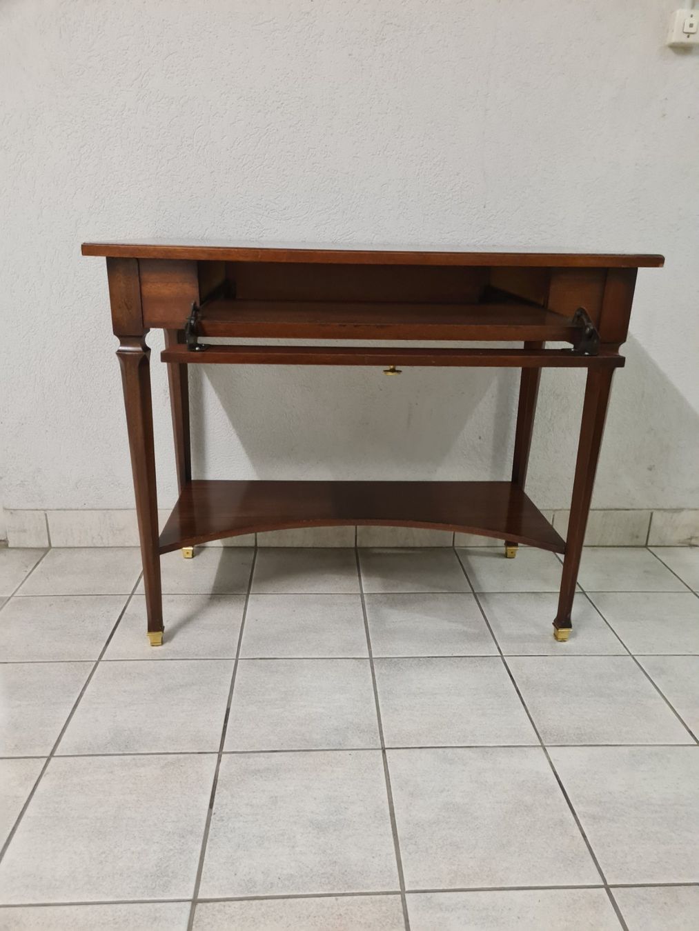 Schreibtische: Bureau petit – Gebraucht aus Monthey von 187-zeroo 9