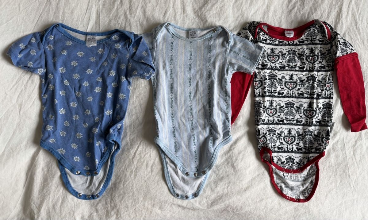 Lotti di vestiti: Schweizer Bodies 86/92 – Usato da Zürich venduto da Riiinchen