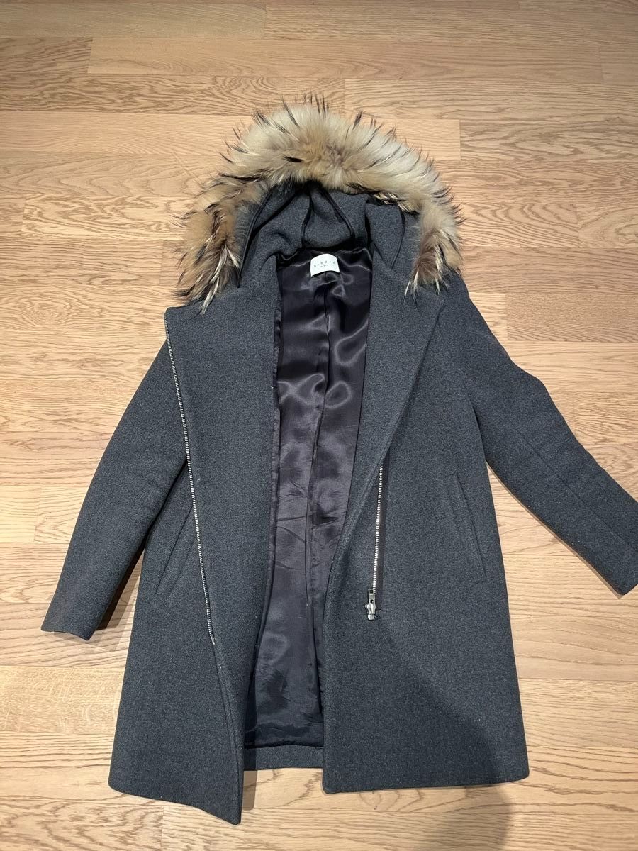 Cappotti: Sandro Mantel dunkelgrau mit Zipper & mit Echtfellkapuze – Nuovo (secondo la descrizione) da Immensee venduto da Mandy49 1