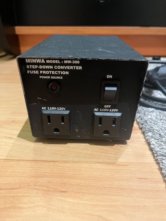 VEVOR Spannungswandler 5000VA - Automatischer Transformator 110V/220V Mit 6 Steckdosen & LCD Display