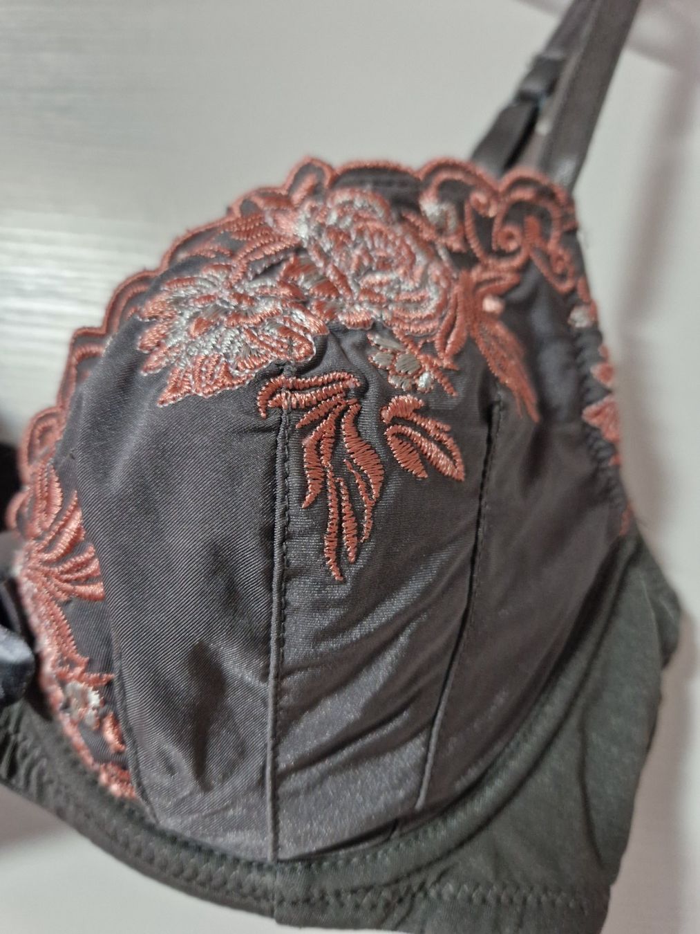 Sonstige Unterwäsche: Dunkelgrauer BH mit Blumenmuster - Grösse 75C – Gebraucht aus Niedergösgen von _.vanii._ 1
